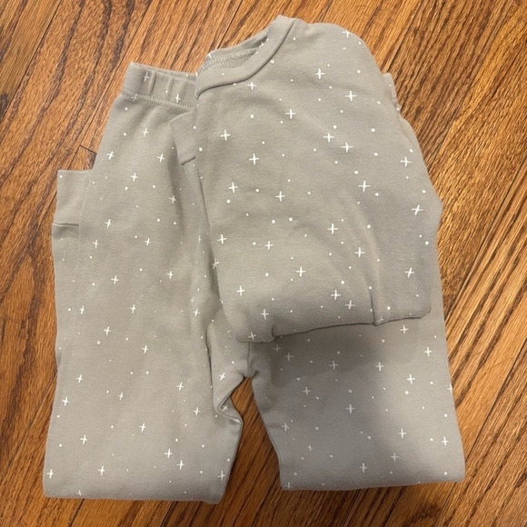Unisex Rylee + Cru long sleeve pajamas, stars, gray and white. Size: 4-5T - Picture 5 of 5